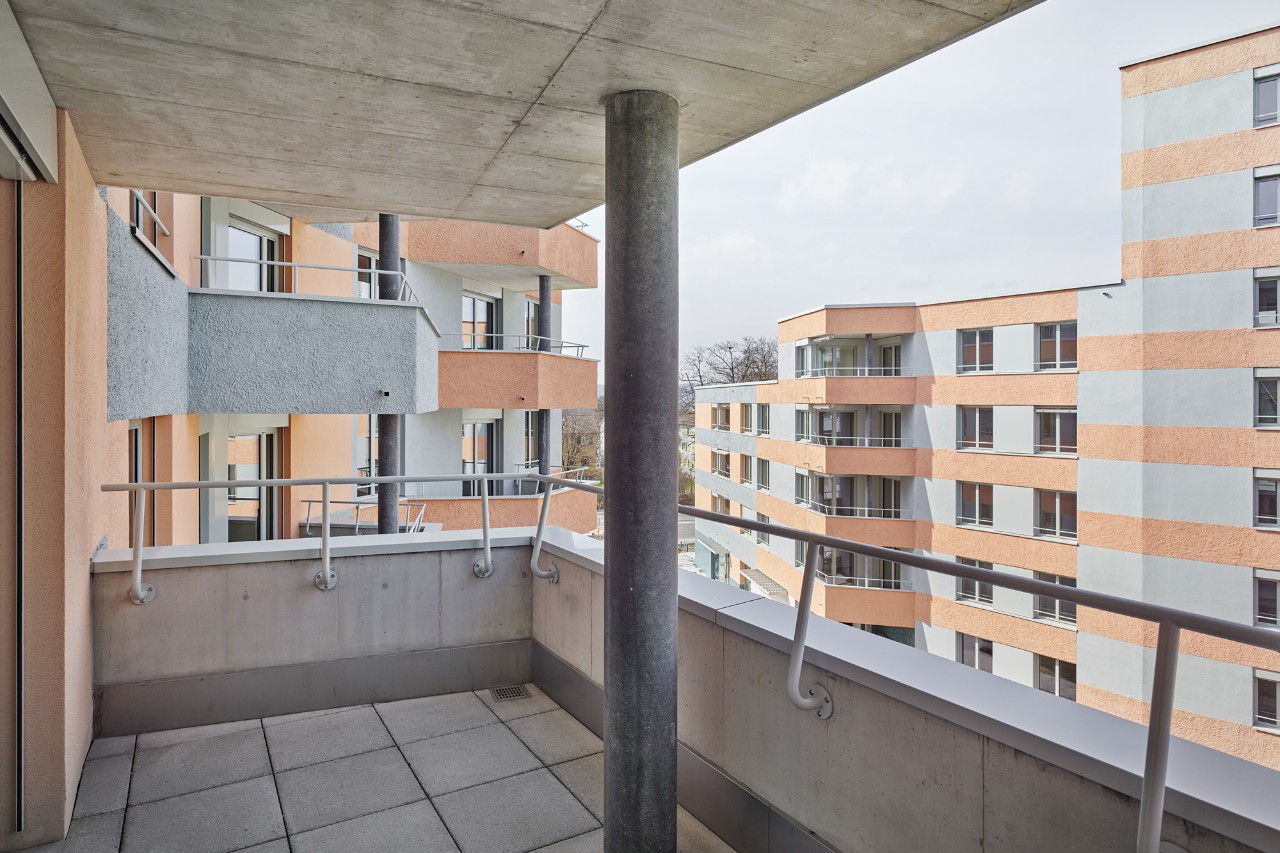 Balkon 3.5-Zimmer-Wohnung Wohnhaus B (Bild: Karin Gauch und Fabien Schwartz, Zürich)